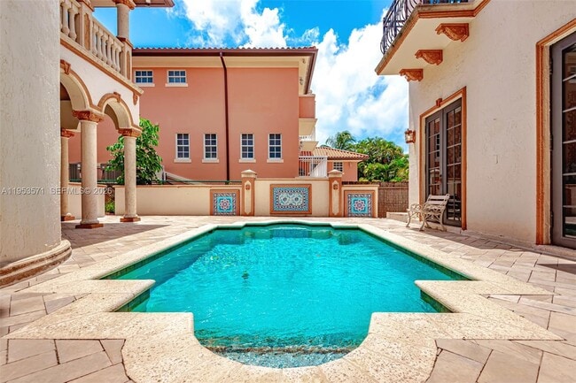 674 Ocean Blvd in Golden Beach, FL - Building Photo - Building Photo