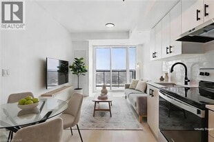 4878 Powers Common in Burlington, ON - Building Photo