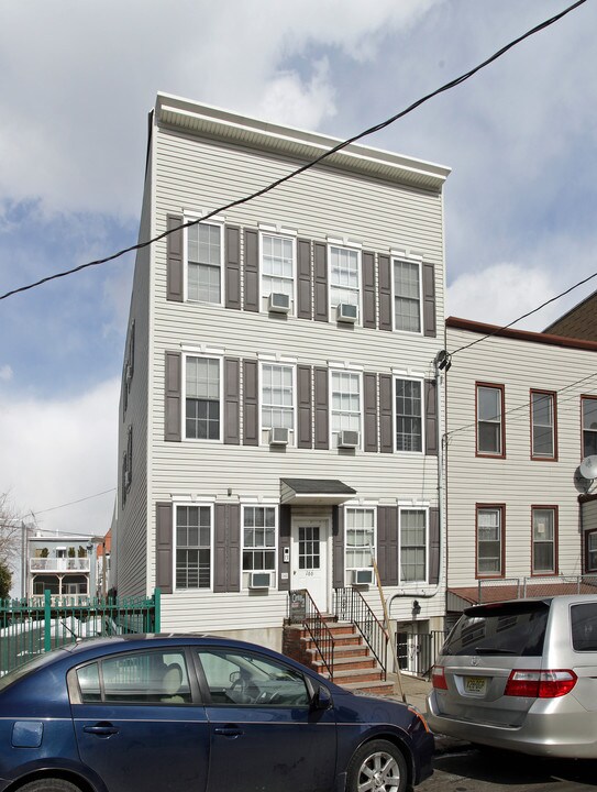 166 Griffith St in Jersey City, NJ - Building Photo