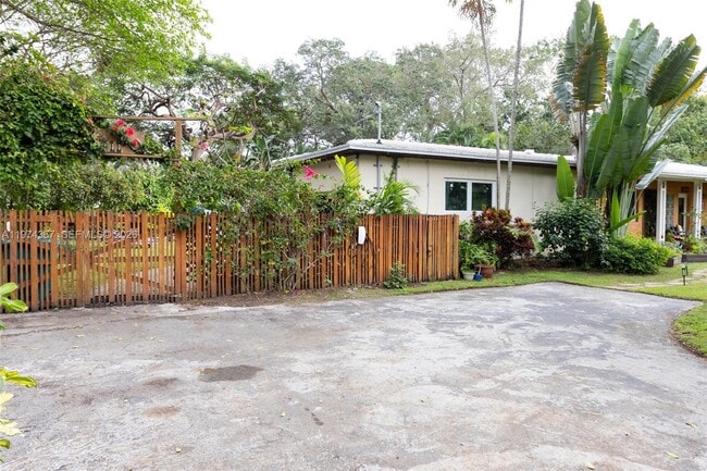 750 NE 120th St in Biscayne Park, FL - Foto de edificio - Building Photo