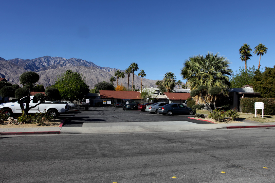 Casa Del Cielo Apartments in Palm Springs, CA - Building Photo