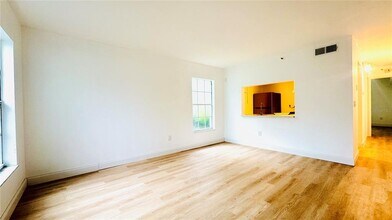 7200 E Bank Dr in Tampa, FL - Building Photo - Building Photo