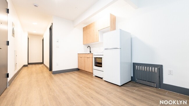 2008 Fulton St, Unit b1 in Brooklyn, NY - Foto de edificio - Building Photo