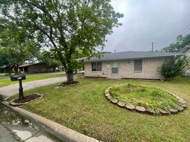 1610 Dellis St in Kaufman, TX - Building Photo