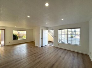 287-287 Warren Ave in San Leandro, CA - Building Photo - Building Photo