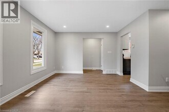 8059 Aintree Dr in Niagara Falls, ON - Building Photo - Building Photo