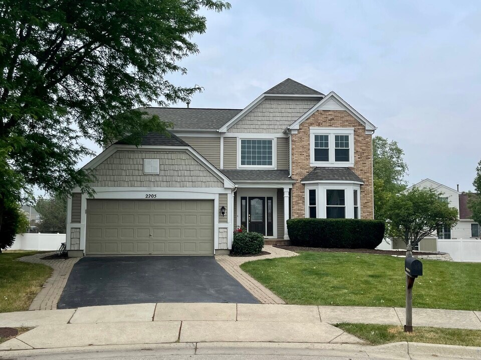 2205 Clipper Ct in Elgin, IL - Building Photo