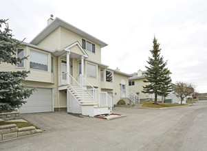 505 Edmonton Trl NE in Airdrie, AB - Building Photo - Building Photo