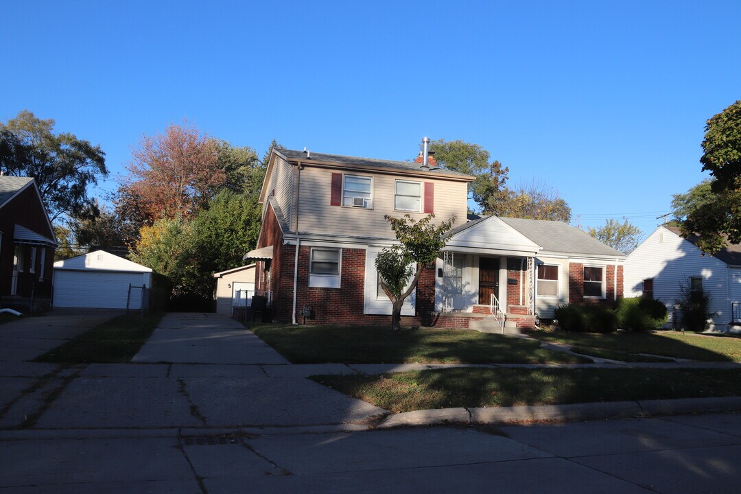 19315 Roscommon St in Harper Woods, MI - Building Photo