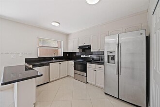 1382 NW 123rd Ave in Pembroke Pines, FL - Building Photo - Building Photo