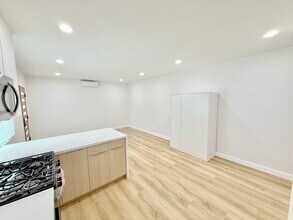 827 1/2 Manhattan Ave, Unit 827 B in Hermosa Beach, CA - Building Photo - Building Photo
