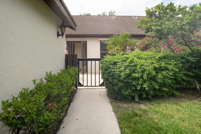 1544 SW Silver Pine Way-Unit -104 in Palm City, FL - Building Photo - Building Photo