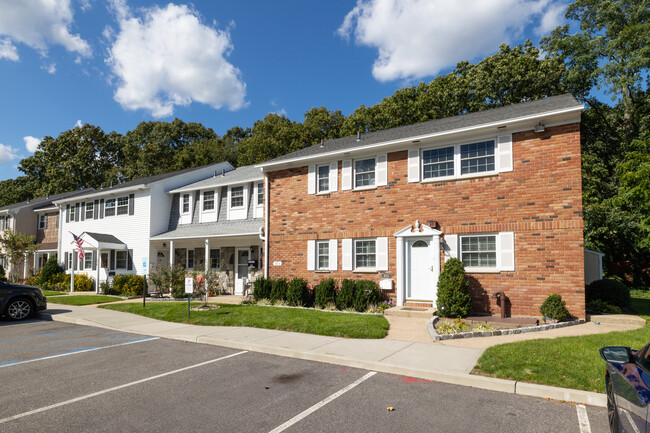 Spring Meadows At Hauppauge in Hauppauge, NY - Building Photo - Building Photo