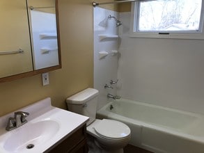 1217 95th Ave W in Rock Island, IL - Foto de edificio - Building Photo
