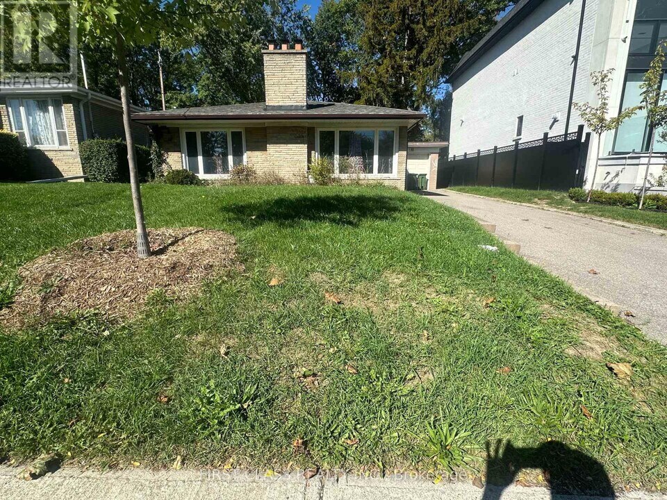 118 Holcolm Rd in Toronto, ON - Building Photo