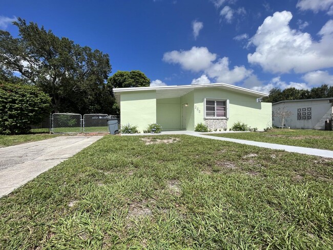 285 SE Abeto Ln in Port St. Lucie, FL - Building Photo - Building Photo