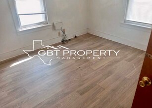 306 Campbell Ave in Jourdanton, TX - Foto de edificio - Building Photo