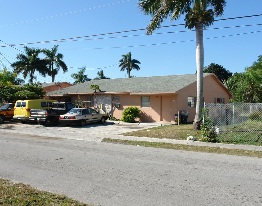 76 SW 8th Ave in Florida City, FL - Building Photo