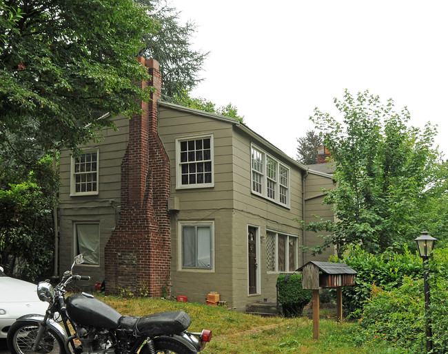 Custer Apartments in Portland, OR - Building Photo - Building Photo