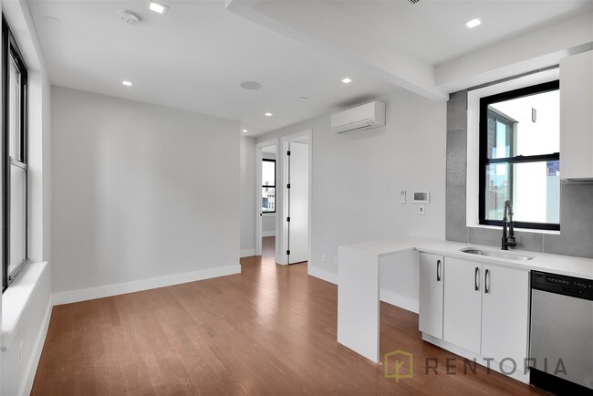 90 Manhattan Ave in Brooklyn, NY - Building Photo - Building Photo