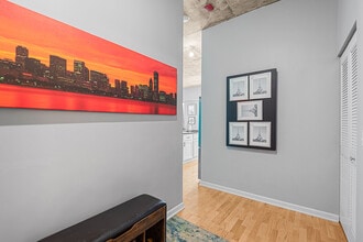 1122 W Catalpa Ave, Unit 703 in Chicago, IL - Building Photo - Building Photo