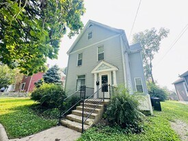 912 N Madison St in Bloomington, IL - Building Photo