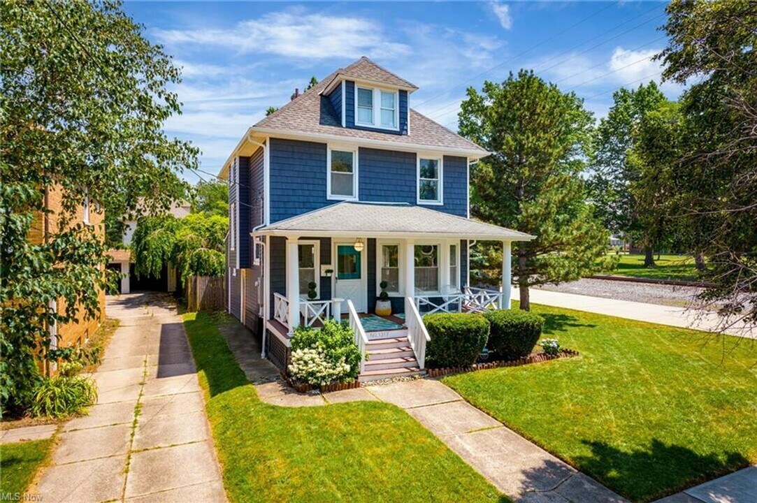 1317 St Charles Ave in Lakewood, OH - Building Photo