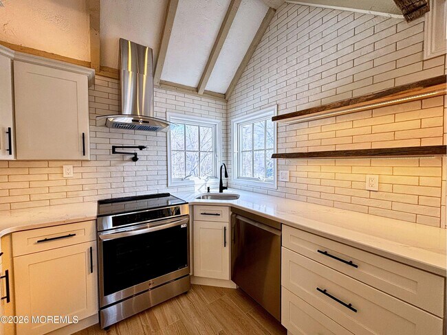 2364 E Hurley Pond Rd in Wall Township, NJ - Foto de edificio - Building Photo