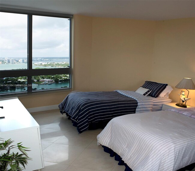 6365 Collins Ave, Unit 3907 in Miami, FL - Foto de edificio - Building Photo