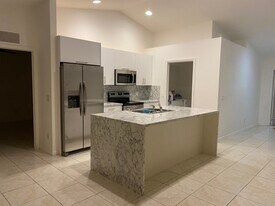 2813 3rd St SW in Lehigh Acres, FL - Building Photo