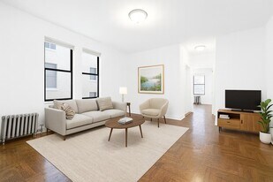 105 Pinehurst Ave, Unit 39 in New York, NY - Building Photo