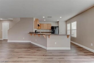 7021 Town Forest Ave in Las Vegas, NV - Building Photo - Building Photo