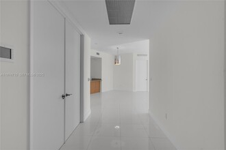15811 Collins Ave in North Miami Beach, FL - Building Photo - Building Photo