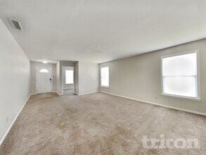 695 Cross Wind Dr in Greenwood, IN - Foto de edificio - Building Photo