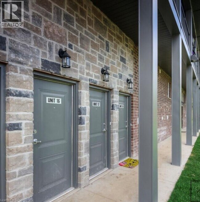 58 Howe Dr in Kitchener, ON - Building Photo - Building Photo