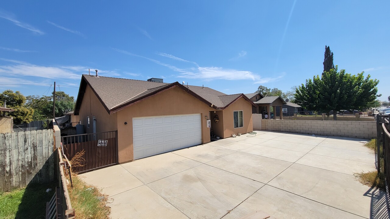 705 S Brown St in Bakersfield, CA - Building Photo