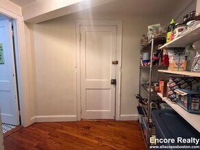 726 Washington St in Brookline, MA - Foto de edificio - Building Photo