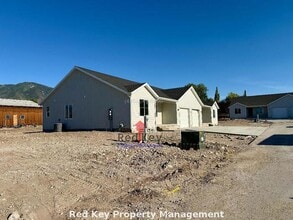 294 E 600 N in Tooele, UT - Foto de edificio - Building Photo