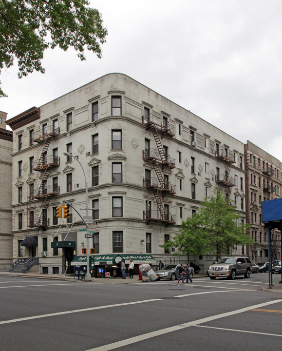 The Loyola in New York, NY - Foto de edificio