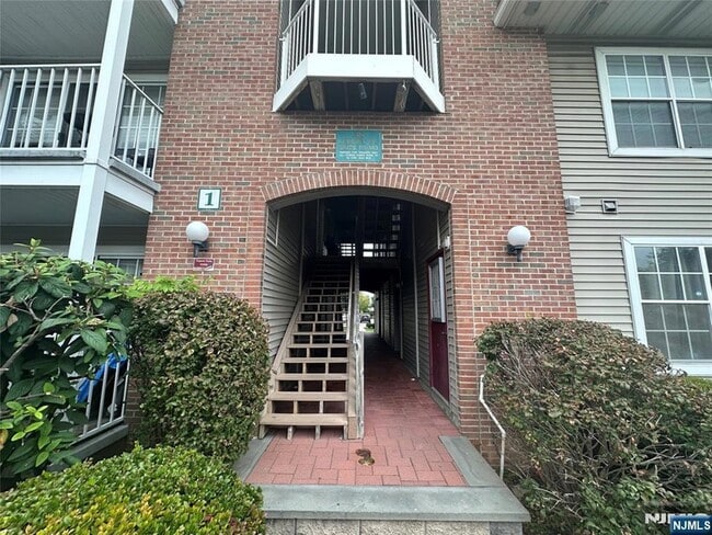 38 Garden Pl, Unit 133 in Edgewater, NJ - Building Photo - Building Photo