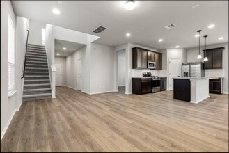 353 Spiny Lizard Ln in San Marcos, TX - Foto de edificio - Building Photo