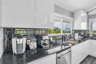 90 N Bounty Ln in Key Largo, FL - Foto de edificio - Building Photo