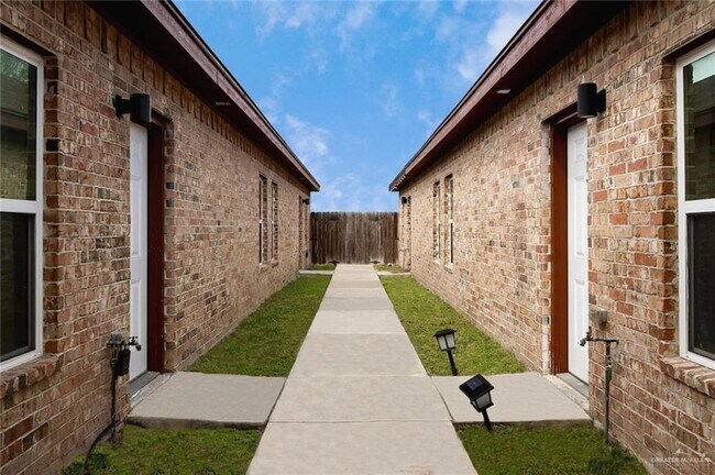 3809 Valeria St, Unit 3 in Edinburg, TX - Building Photo - Building Photo