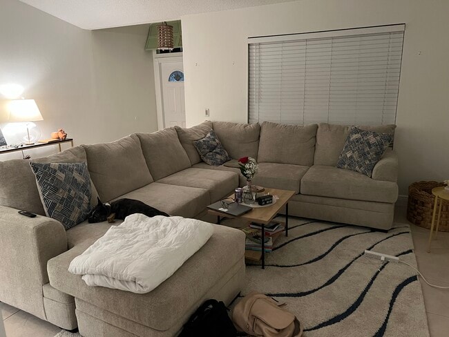 1469 SW Leisure Ln in Port St. Lucie, FL - Foto de edificio - Building Photo