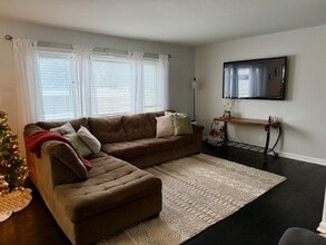 6 Apple Tree Ln in Liverpool, NY - Foto de edificio - Building Photo