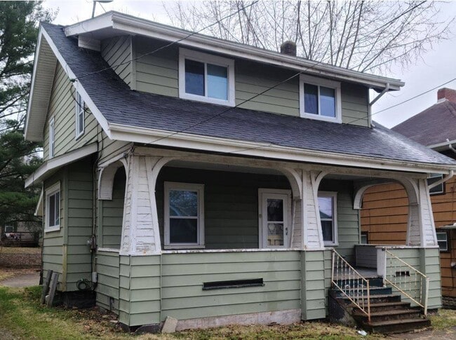 property at 1213 Woodland Ave SE