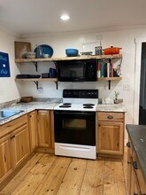 12 Maple St, Unit A in Dover, NH - Building Photo - Building Photo