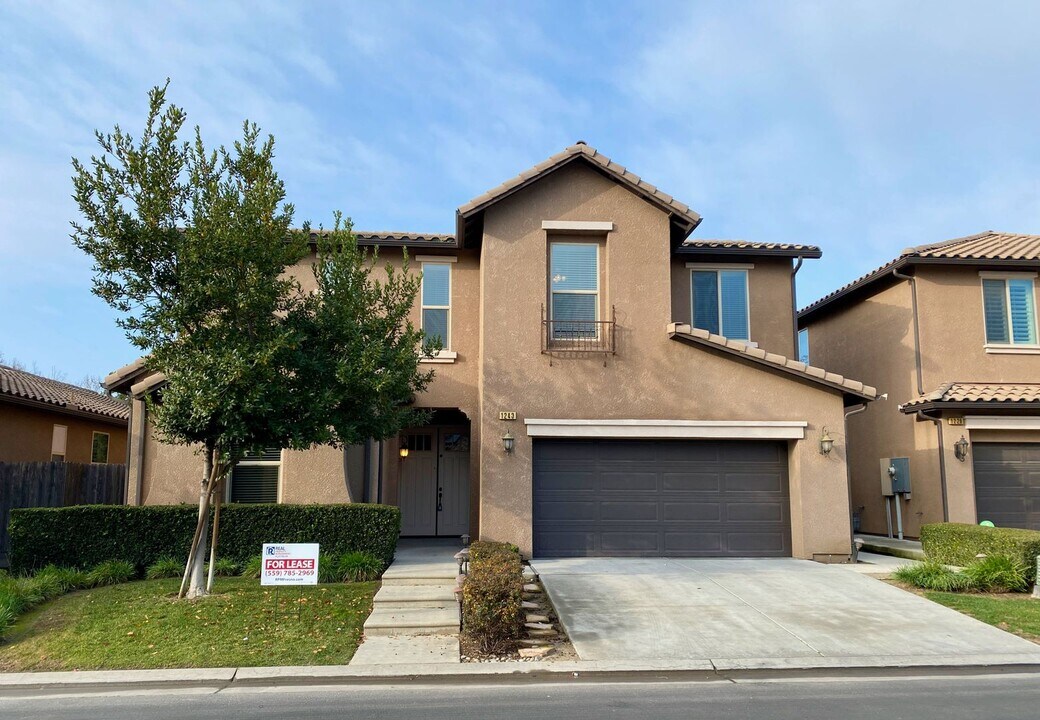 1243 E Via Estrella Dr in Fresno, CA - Building Photo