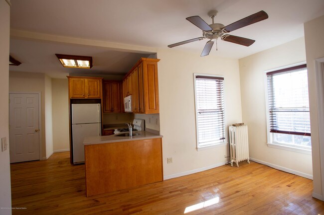 6 3rd Ave-Unit -3 in Atlantic Highlands, NJ - Building Photo - Building Photo