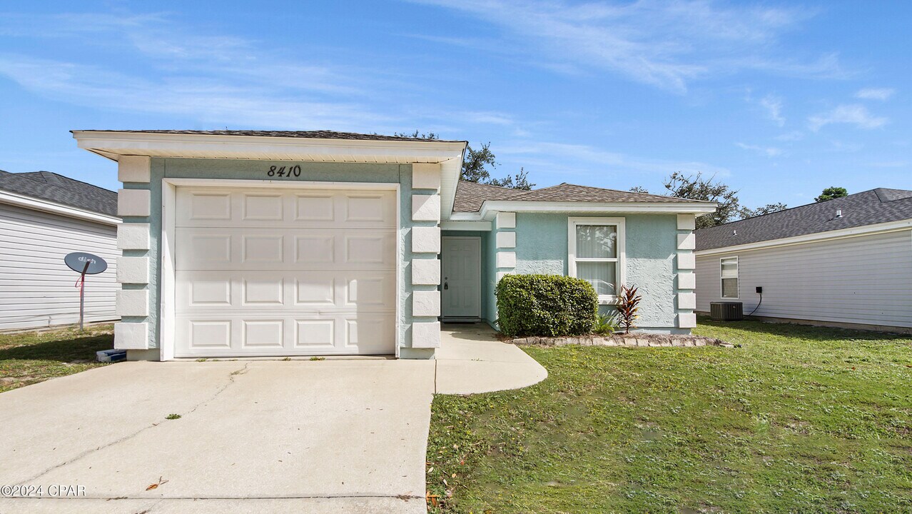 8410 N Lagoon Dr in Panama City, FL - Building Photo
